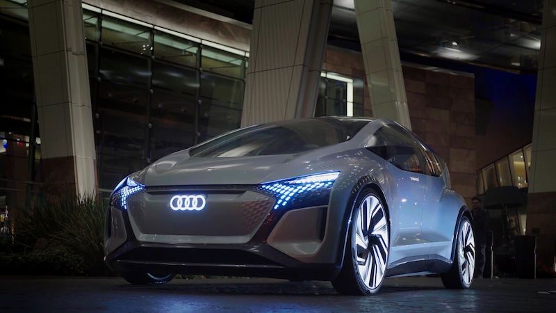 Audi vytáhlo autonomní elektromobil do ulic